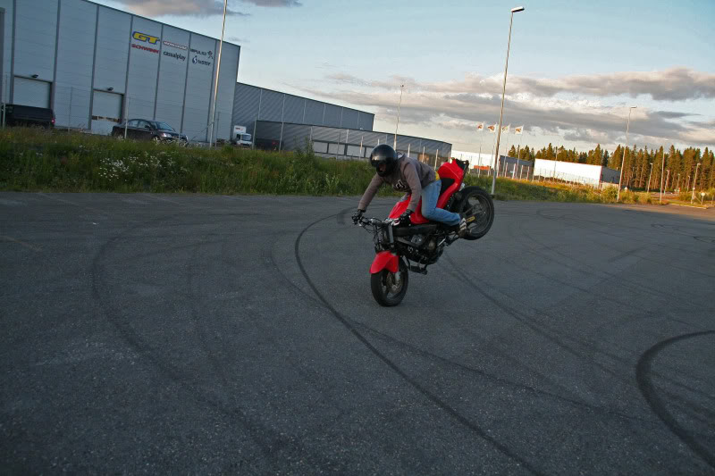 Name:  eirik_krogstad_stoppie.jpg
Views: 16
Size:  83.8 KB